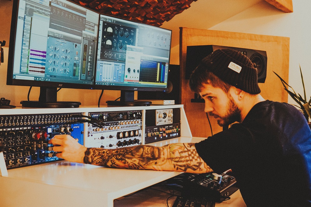 The lowdown on mastering & why you should get your tracks mastered by a professional!